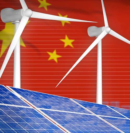 zonnepanelen en windmolens met op de achtergrond de Chinese vlag