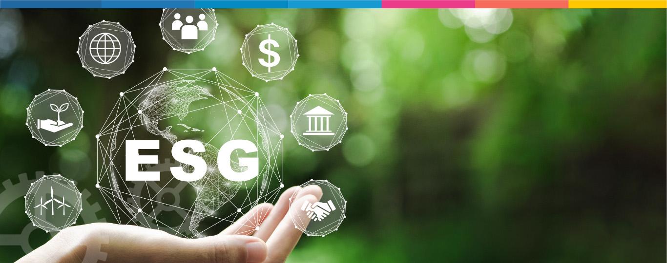 hand met daarin grote virtuele bol met letterwoord ESG, met daarrond ESG-symbolen in radertjes