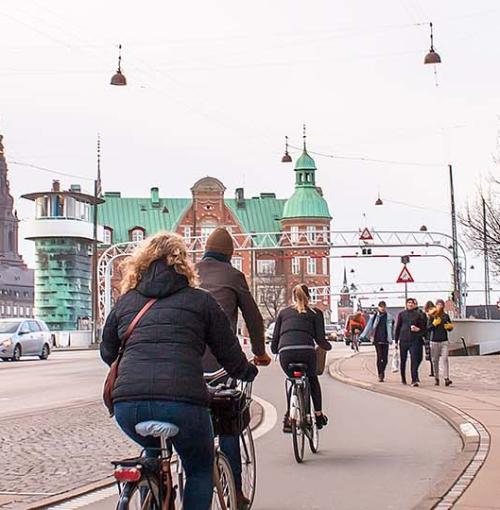 mensen op weg naar het werk in Kopenhagen