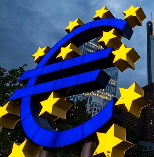 euroteken aan het ECB-gebouw in Frankfurt