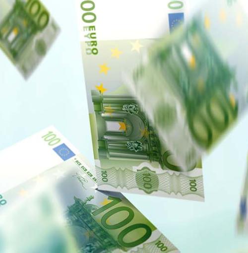 geldbiljetten van 100 euro fladderen in het rond