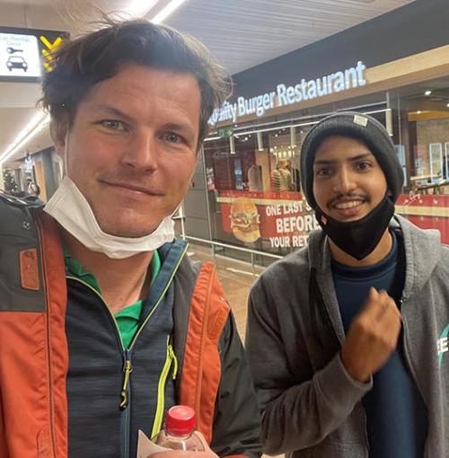 Emmanuel Buyck en de Indiër Steve Shewmin Cutinho in de luchthaven van Zaventem