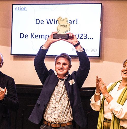 Pat Van Roey steekt de Kempenaar-trofee in de lucht