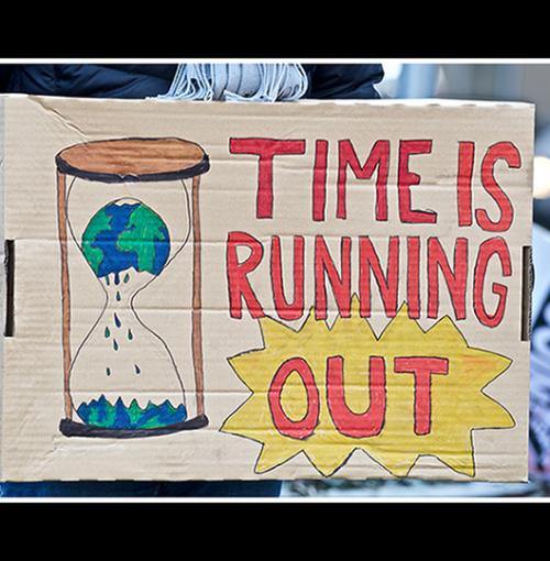 bord met opschrift 'Time is running out' tijdens klimaatbetoging in Stockholm