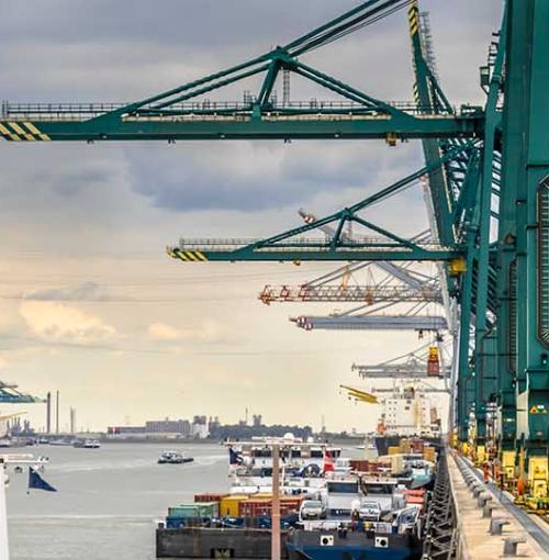 geladen containerschepen in de haven van Antwerpen