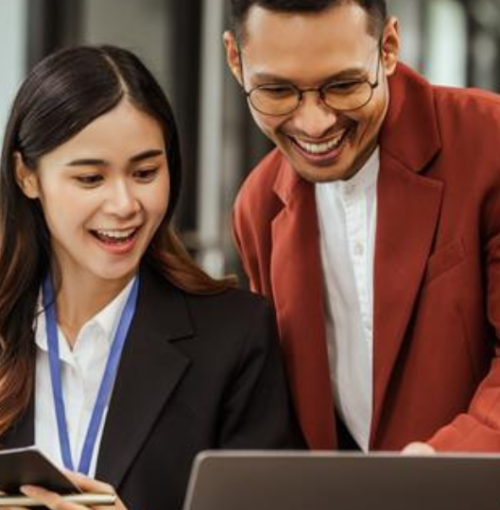 collega's kijken samen op beeldscherm