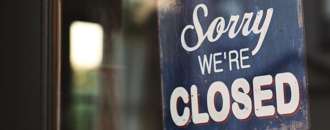 Deurbordje met booschap 'Sorry we're closed'