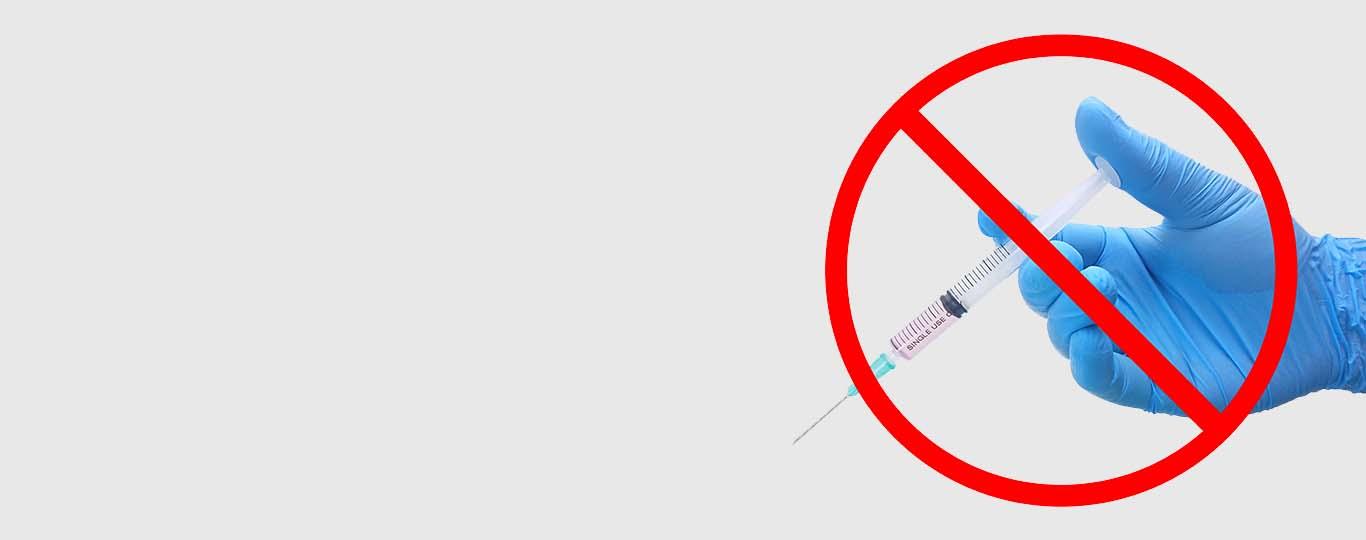 verbodsteken op hand die vaccin toedient