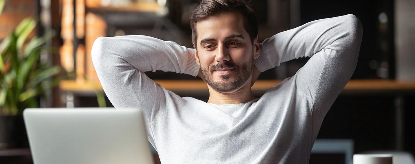 Shutterstock Medewerker zier er gelukkig uit achter pc thuiswerk