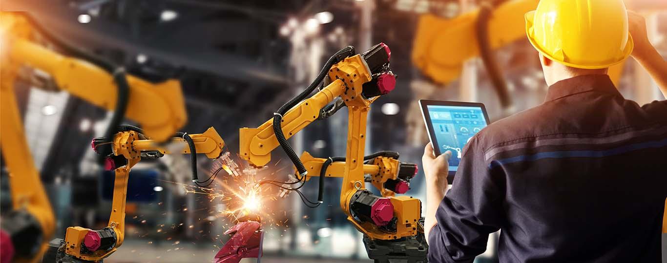werknemer met tablet bestuurt robot