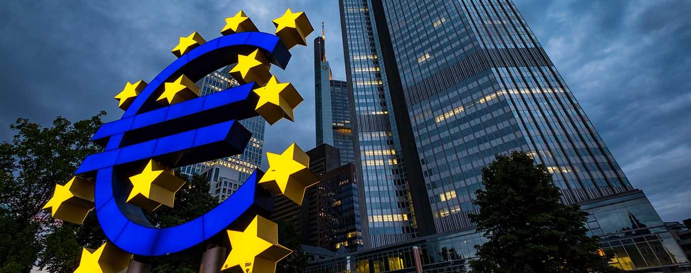 euroteken aan het ECB-gebouw in Frankfurt