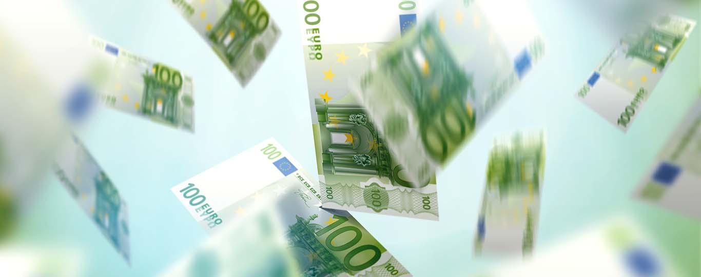 geldbiljetten van 100 euro fladderen in het rond