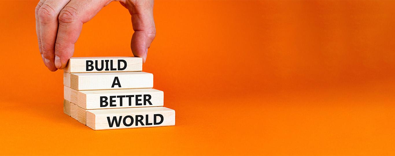 hand stapelt blokjes met daarop de tekst 'build a better world'