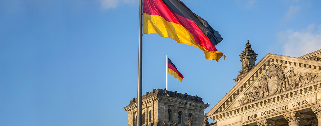 Duitse vlag wappert voor Reichstag gebouw