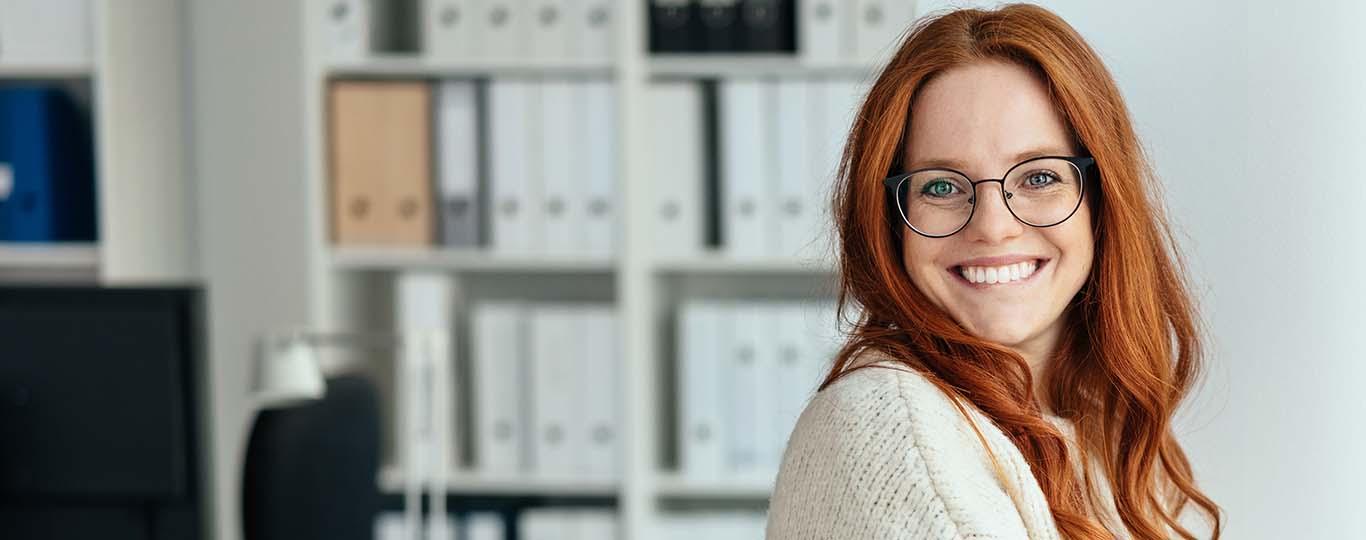 lachende jonge vrouw in modern kantoor