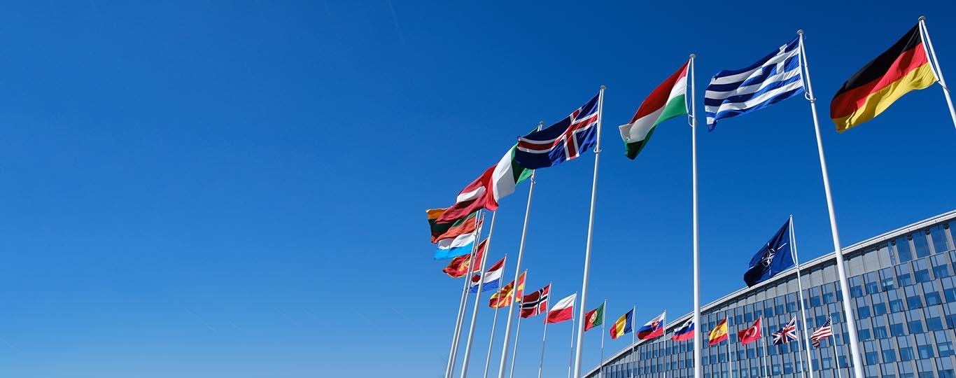 vlaggen van de lidstaten aan het NAVO-hoofdkwartier in Brussel