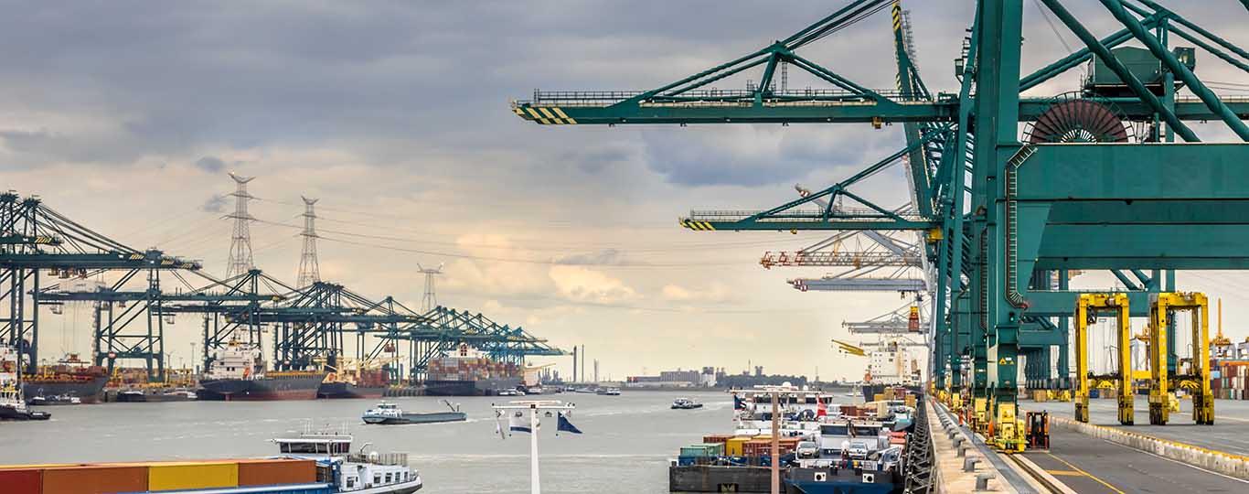 geladen containerschepen in de haven van Antwerpen