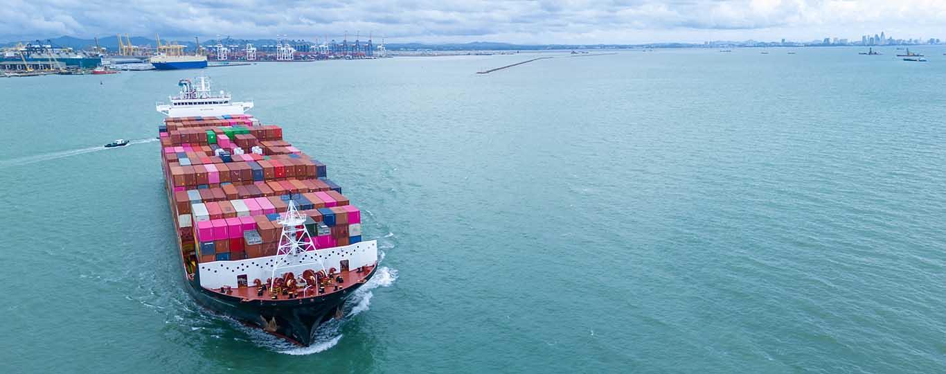 Containerschip op zee