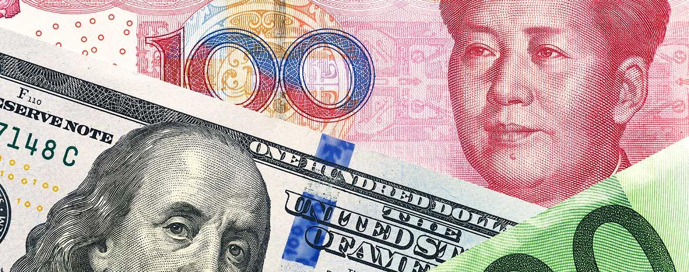 geldbiljetten van US dollar, yuan en euro