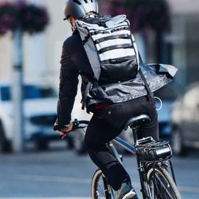 duurzame mobiliteit: man op elektrische fiets op weg naar het werk 