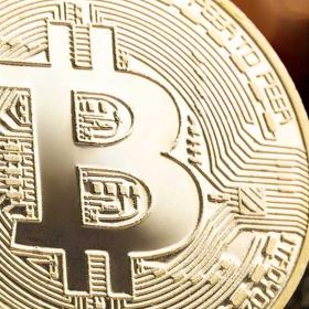 bitcoin op een stapel goudbrokjes