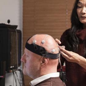 Choi Deblieck neemt EEG van testpersoon