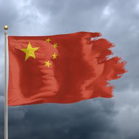 uitgerafelde Chinese vlag wapperen in lucht met donkere wolken