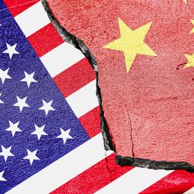 Amerikaanse en Chinese vlag op stenen brokstukken