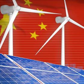 zonnepanelen en windmolens met op de achtergrond de Chinese vlag