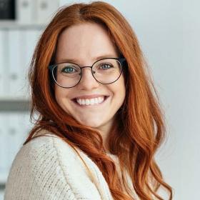 lachende jonge vrouw in modern kantoor