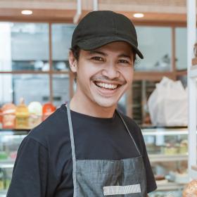 jonge Flexi-jobber aan de slag in een bakkerij