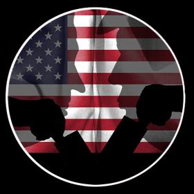 Silhouetten van Trum en Biden geprojecteerd op Amerikaanse vlag met op de voorgrond 2 handen die een stembiljet in de stembus droppen 