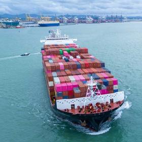 Containerschip op zee