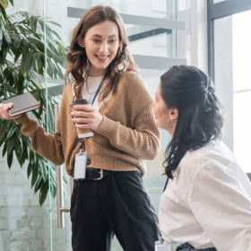 twee collega's in gesprek