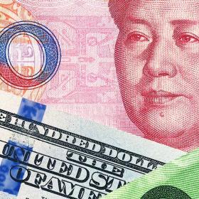 geldbiljetten van US dollar, yuan en euro