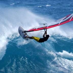 windsurfer op een grote golf
