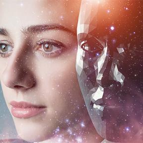 gezichten van een jonge vrouw en een robot op een achtergrond met lichtpuntjes