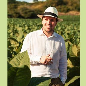 Frederik Vandermarliere middenin een tabaksplantage